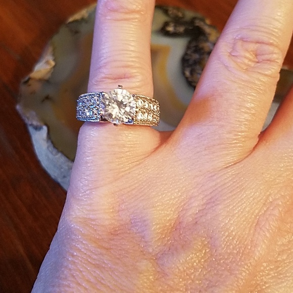 jewelry Jewelry - Silver w solitaire stone w 32 accents, GUC